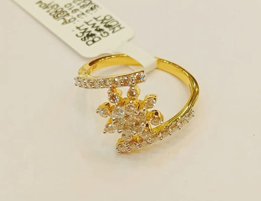 DIAMOND LADIES RING