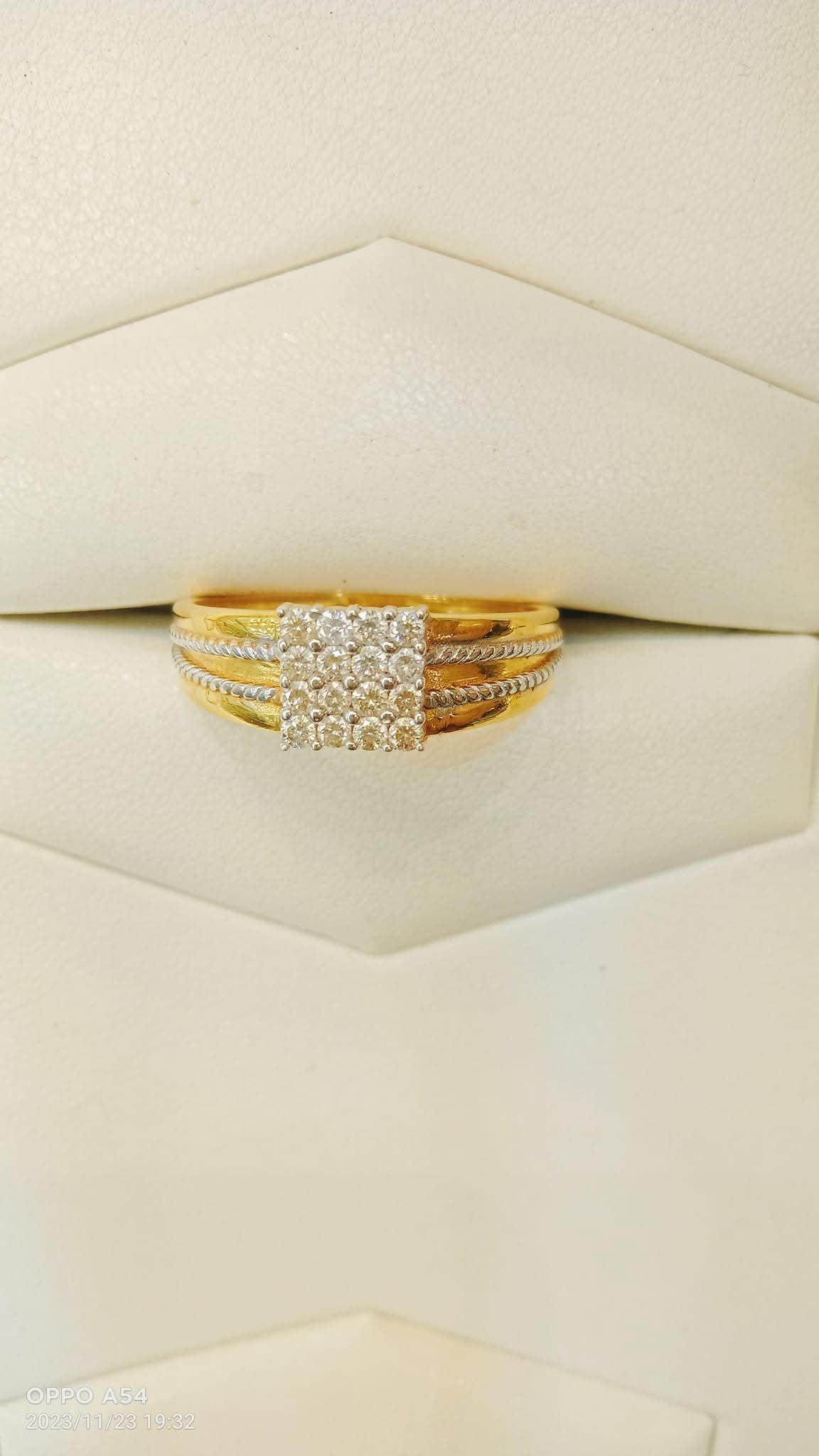 DIAMOND LADIES RING